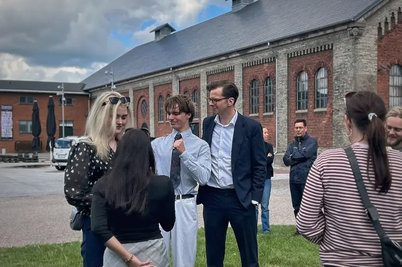 Partileder trak fuldt hus til grundlovsmøde i solskin