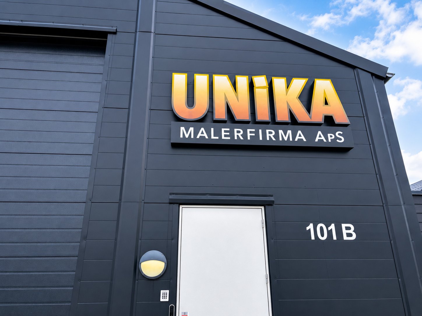 Facaden på Fynsvej 101B i Middelfart med Unika Malerfirmas skilt