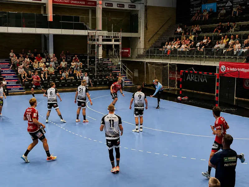 Cheftræner Madsen fik en debut med maksimal medvind i FHK-målfest mod Skive
