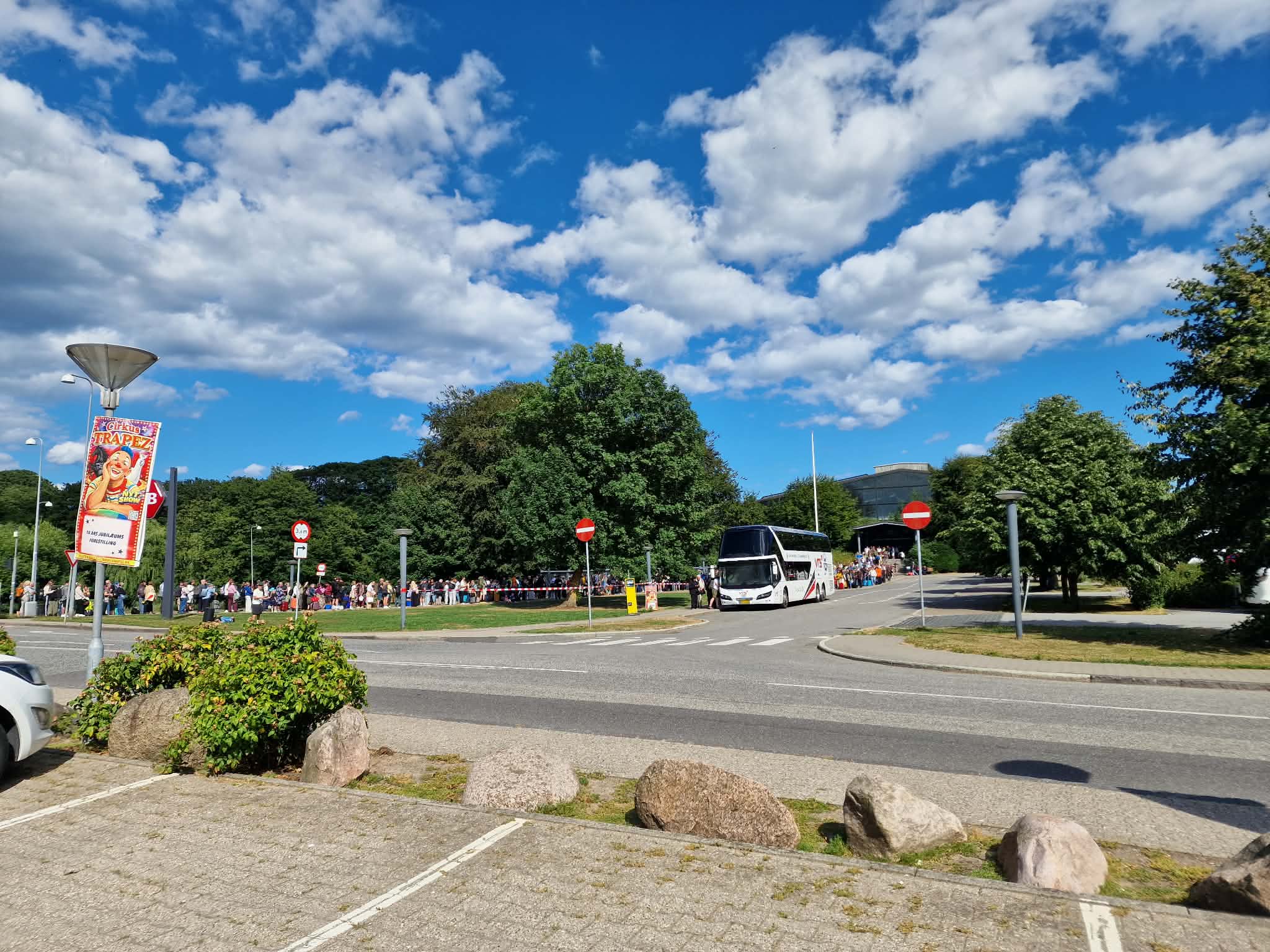 Lange køer foran banegården da sporarbejdet tog en ekstra dag: Nu kører togene igen over Vestfyn