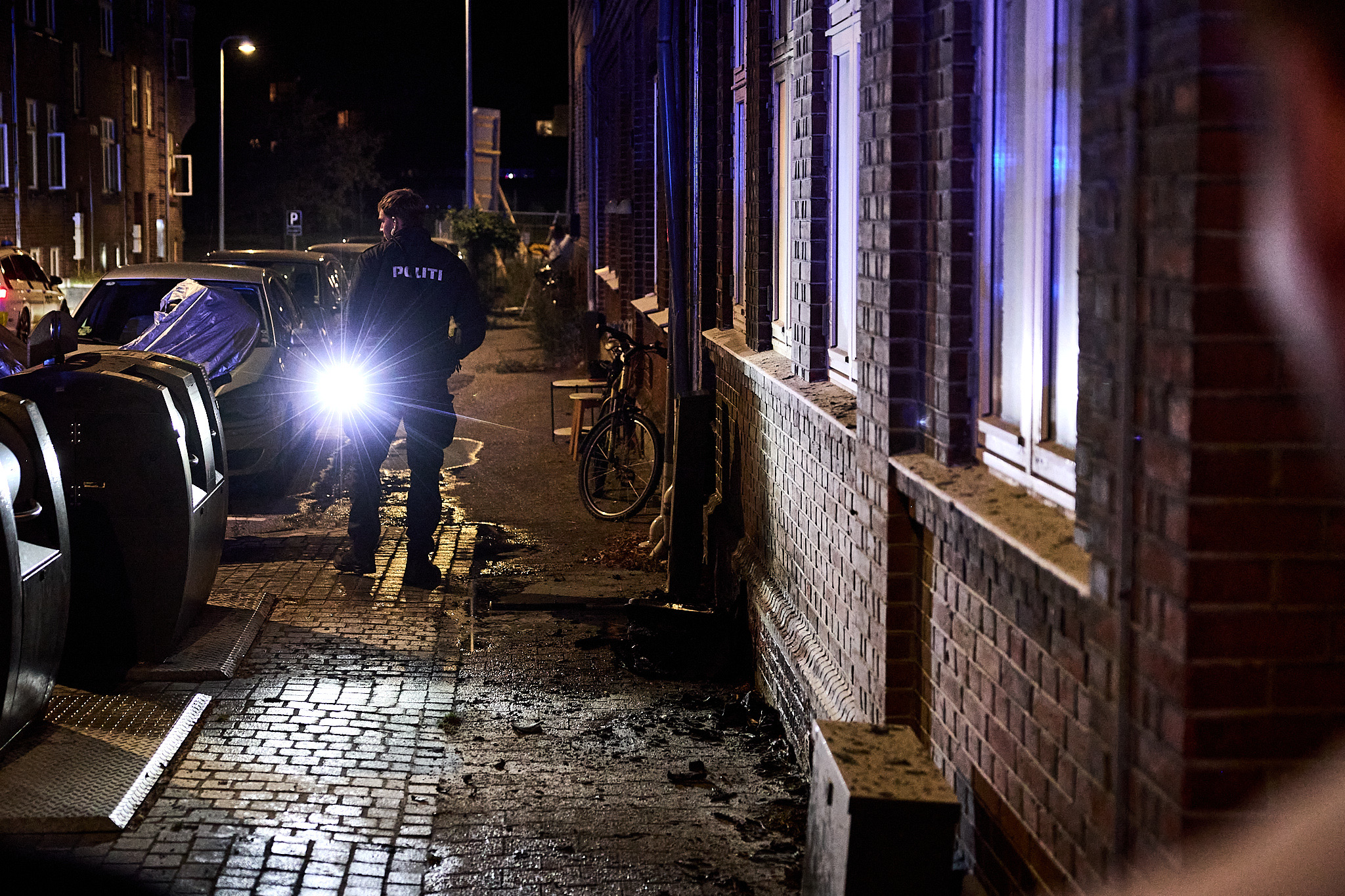 Mystisk brand i nat: Flyttekasse gik op i flammer