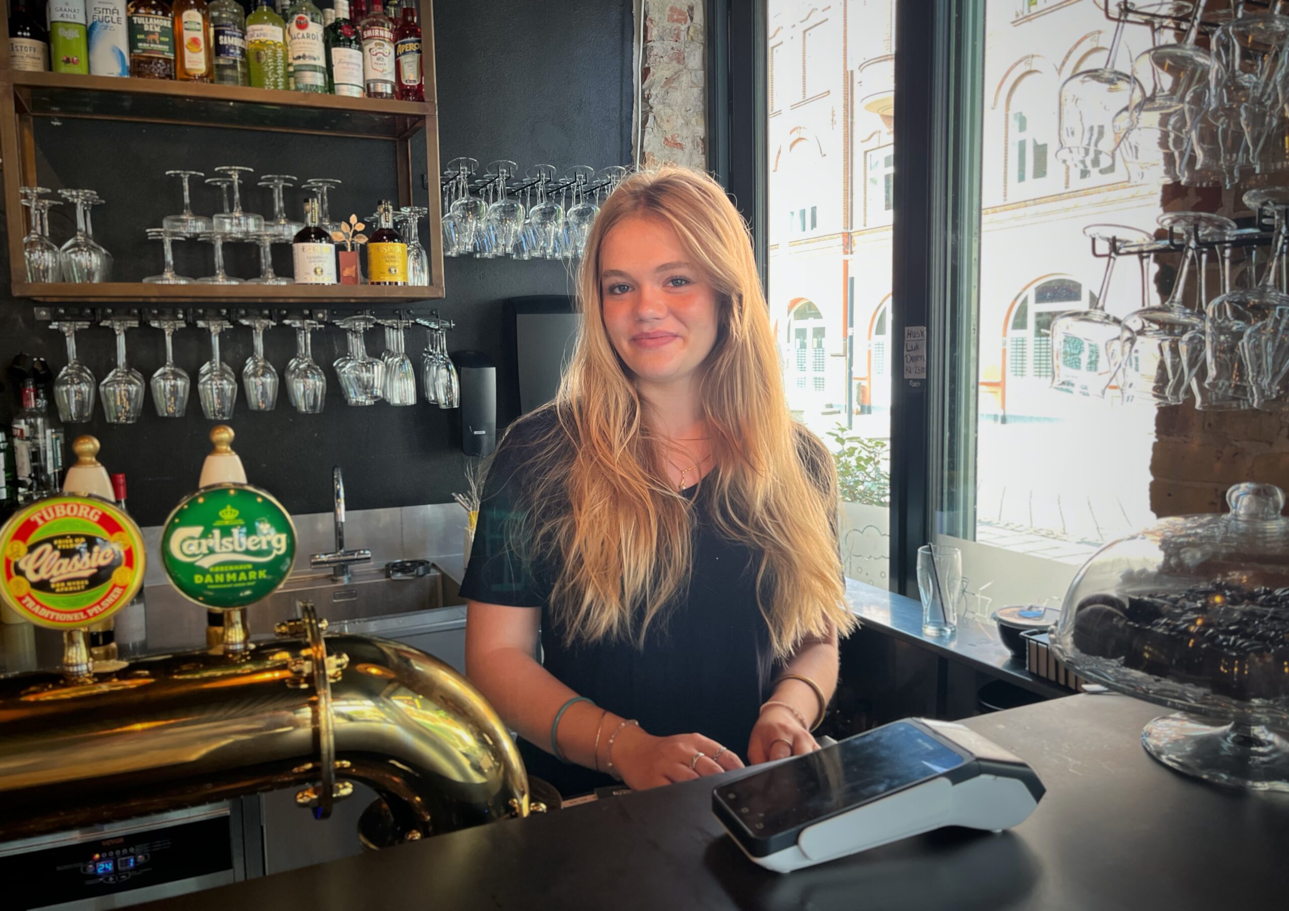 »Bare gang i biksen«: Louise mærker sommeren bag baren på Ryes Plads