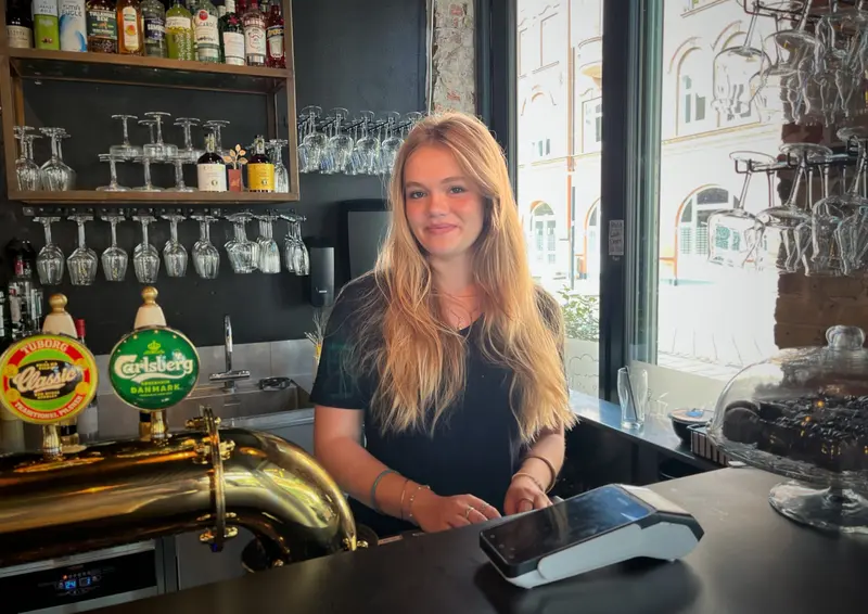 »Bare gang i biksen«: Louise mærker sommeren bag baren på Ryes Plads