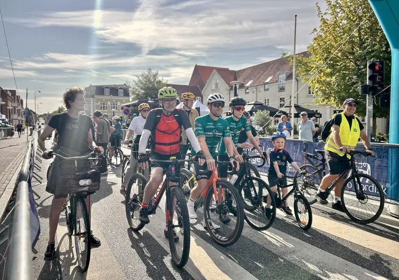 Flag, juicebrikker og cykelpiloter: Ryes Plads vågnede tidligt til cykelfest