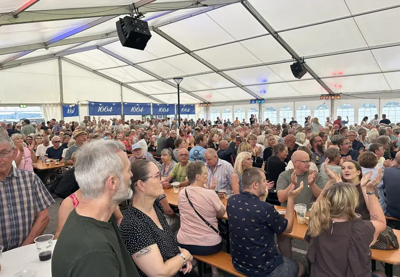 Fyldt telt og fest fra første aften: Omkring 2.000 gæster lagde vejen forbi Gl. Havn torsdag