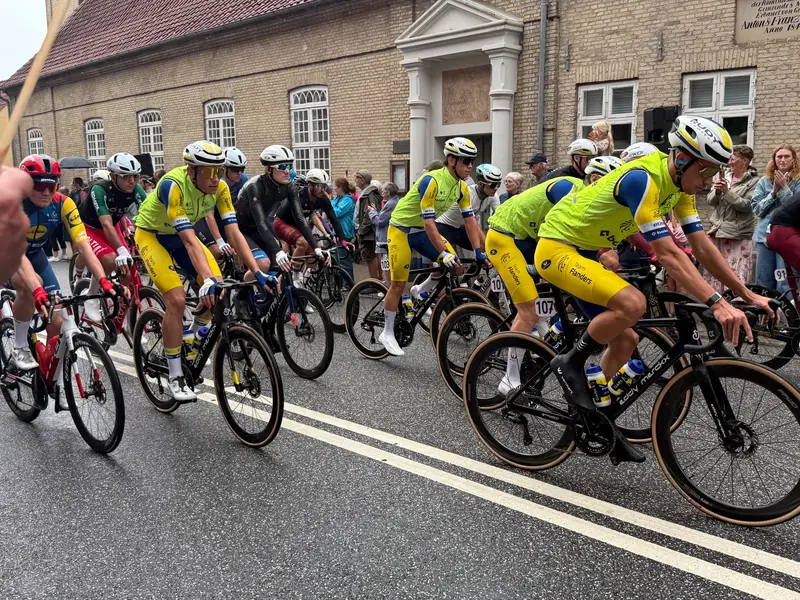 Regnen kom, men det gjorde publikum også: Feltet rullede ud af Fredericia gennem en lyseblå å af hatte