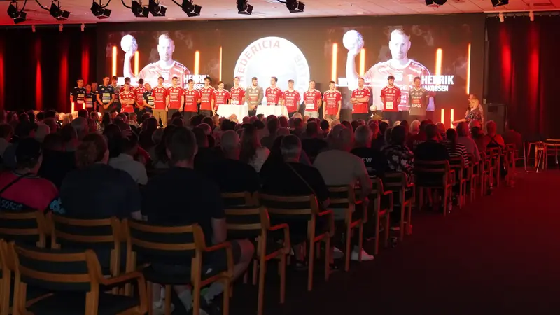 Fællesskab, tårnhøje ambitioner og røde trøjer: FHK samlede 400 til brag af et Kick-off i Messe C