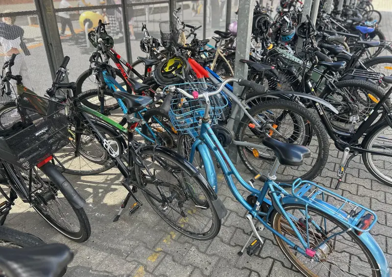 Færre og færre børn cykler i skole, men Cecilie ventede på sin datter med cyklen efter første skoledag