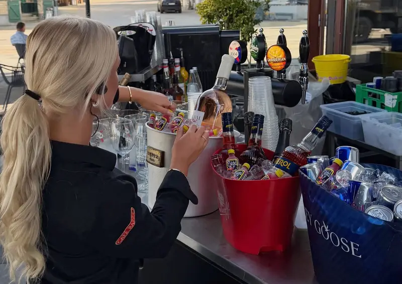 Stemning som på Ibiza og storflasker der forsvandt: DJ-festivalen på Café Razz slog alle rekorder