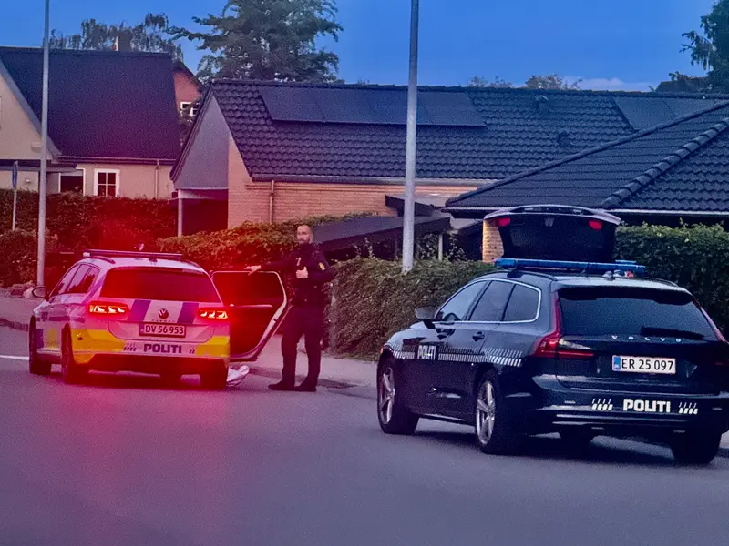 Større politiaktion ved KFUM Parken: Person placeret i politibil i DNA-dragt