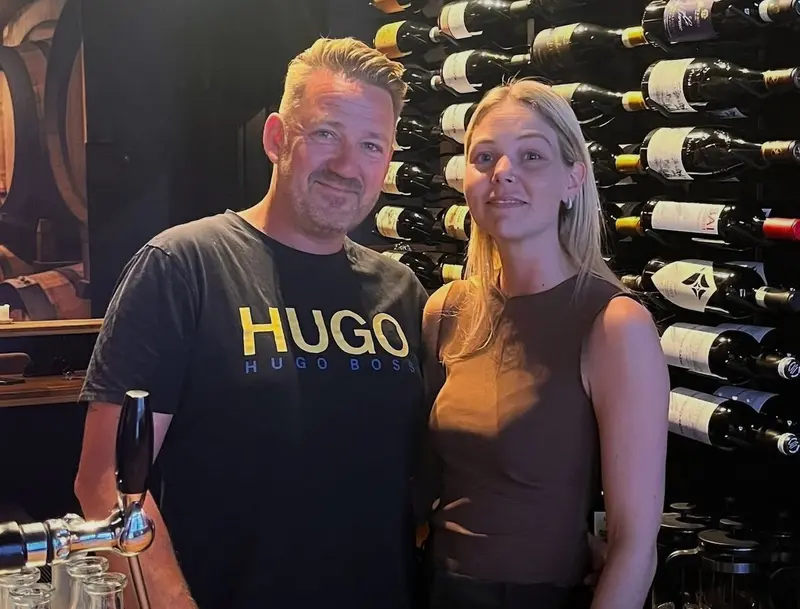 Druen er blevet Michael og Simones: Fredag inviterer de byen på et glas og et goddag