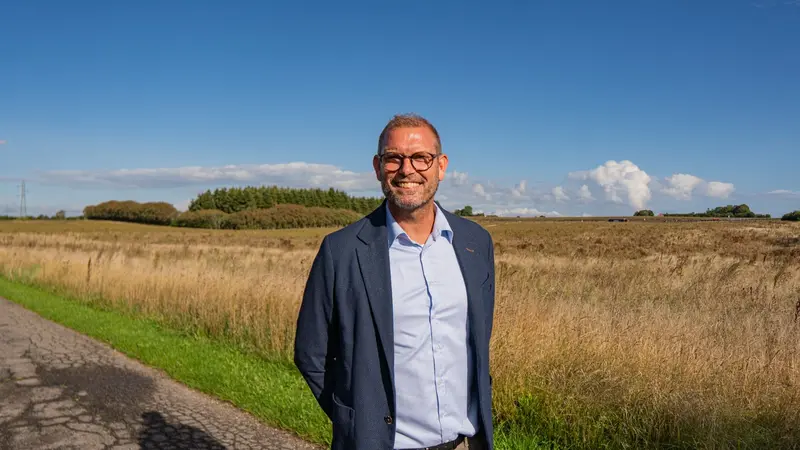 Anders Møllegård vandt borgmesterkæden med de små partier. Om lidt ingår han budget med dem, han slog