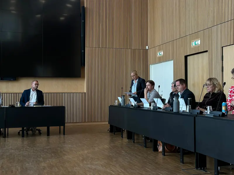 Førstebehandlingen: Et budget med 18 stemmer, et modbudget med syv og et spørgsmål fra Fjelsted-Harndrup om, hvad der sker om to år