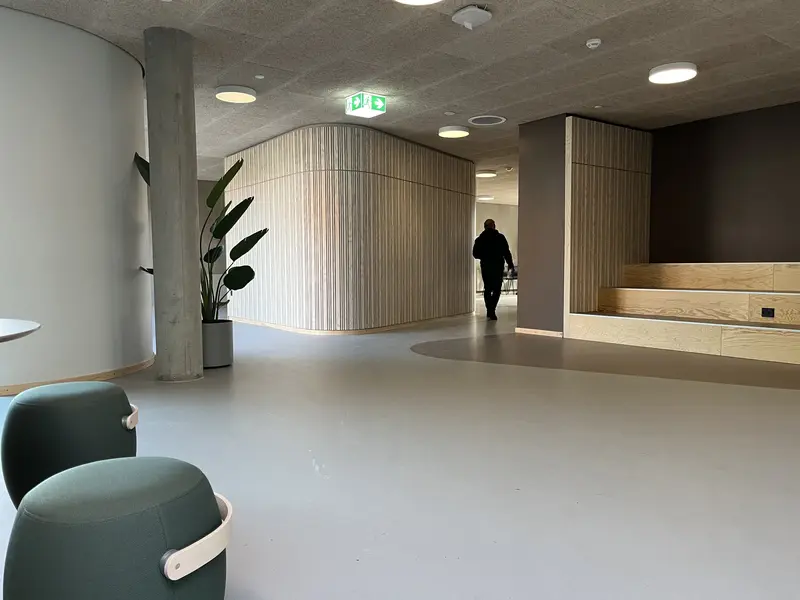 Den_nye_forhal,_der_binder_den_nye_bygning_sammen_med_den_eksisterende.jpeg
