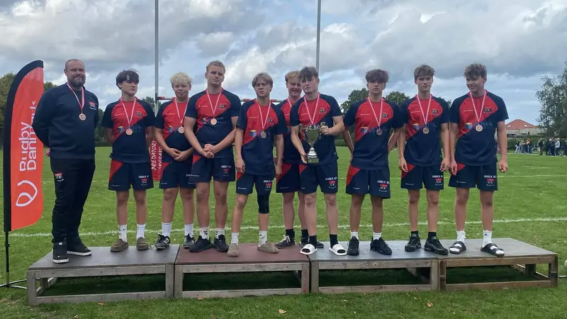 Erritsø-rugbyspillere kom hjem fra København med pokal og medaljer om halsen