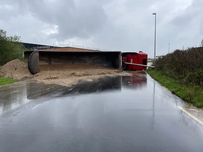 Lastbil med sand er væltet og spærrer Nordensvej i Fredericia