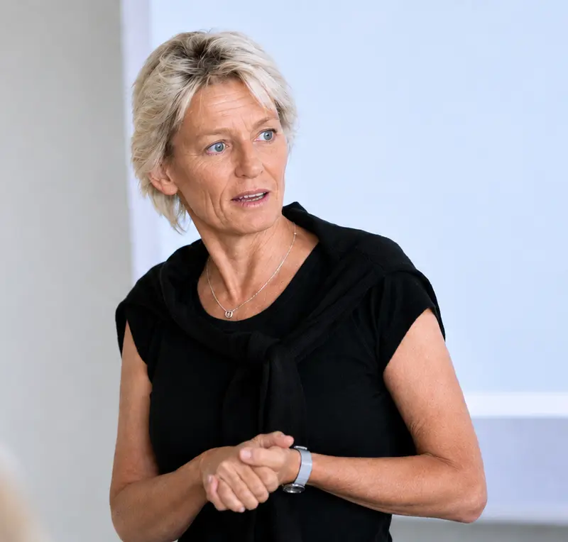 Pernille Benzon har fortalt SOSU-skolens historier i 13 år: Hun er stoltest, når eleverne tør dele deres egne