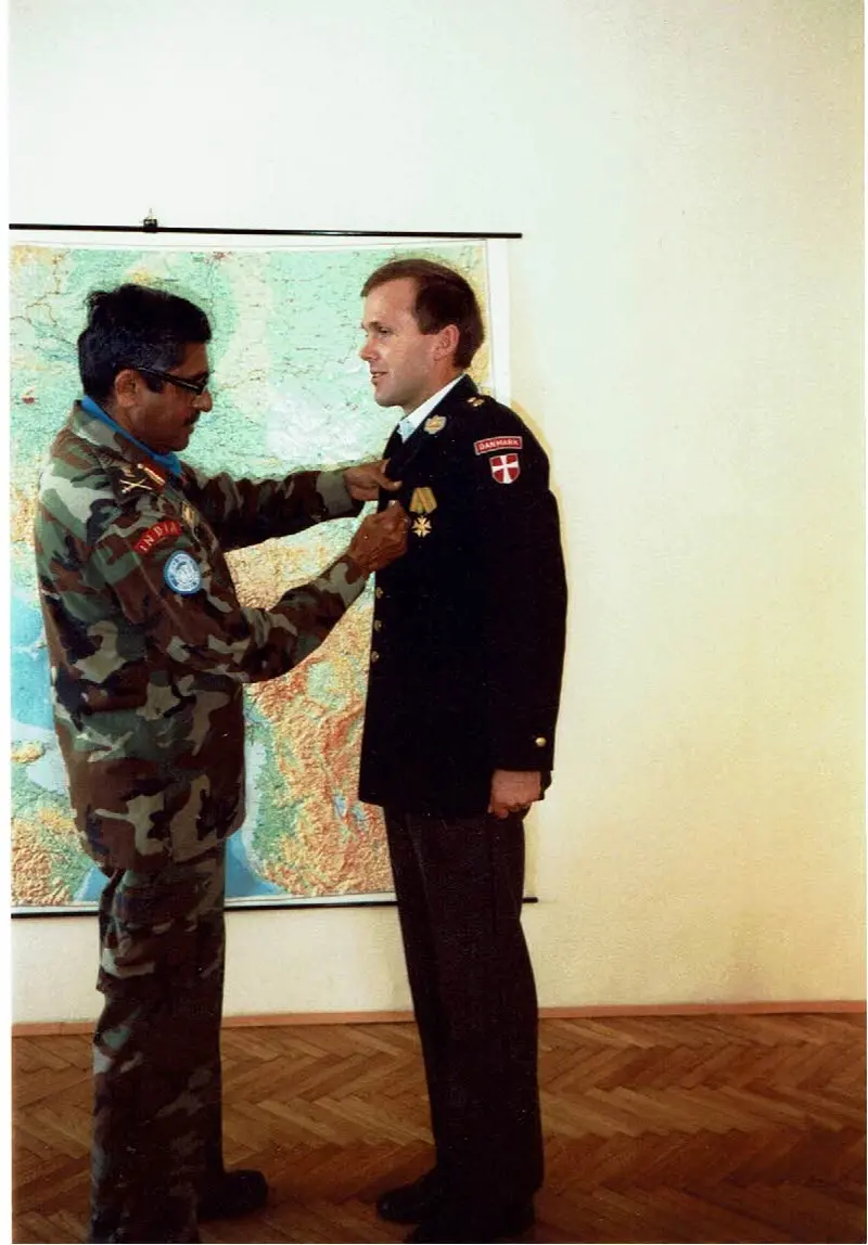 Nambiar overrækker mig FN-medaljen_1.jpg