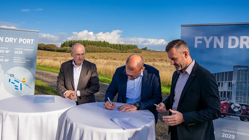 Danmarks største logistikprojekt på Fyn blev sat i gang med en underskrift ved motorvejen