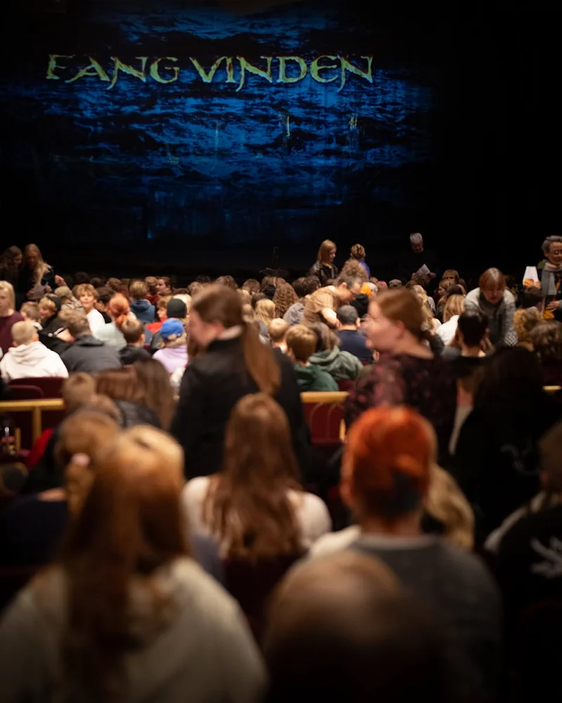 Spontan klapsalve fra 700 elever til skoleforestilling i Fredericia Musicalteater