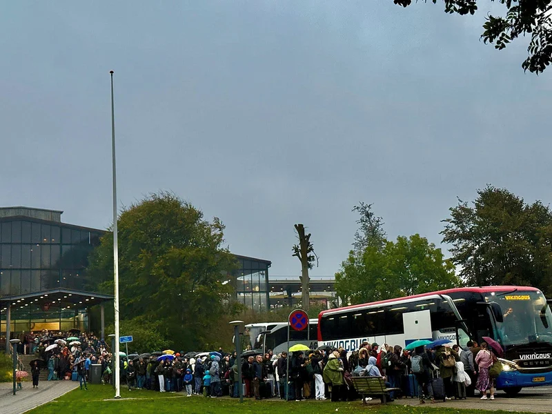 Lange køer og fyldt banegård i Fredericia efter nedfalden ledning