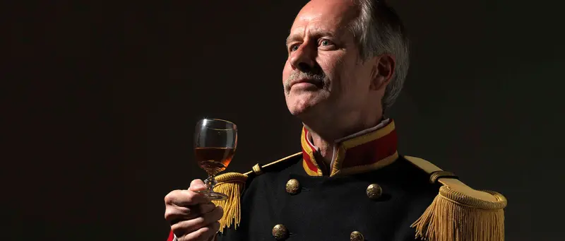 Anders Ahnfelt-Rønne fortæller Babettes gæstebud alene på scenen i Fredericia
