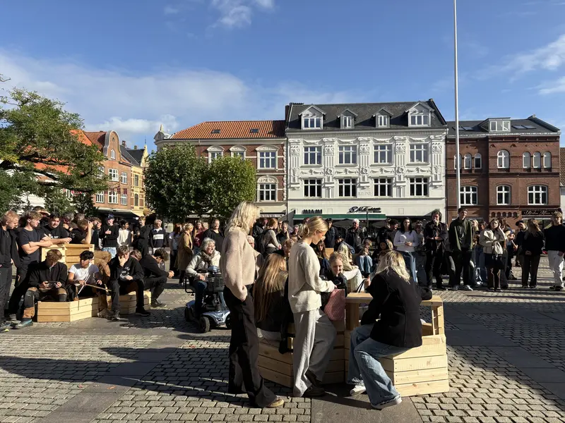 Byrumsmøbler på Rådhuspladsen: Tømrerelever og hf'ere har regnet den ud sammen