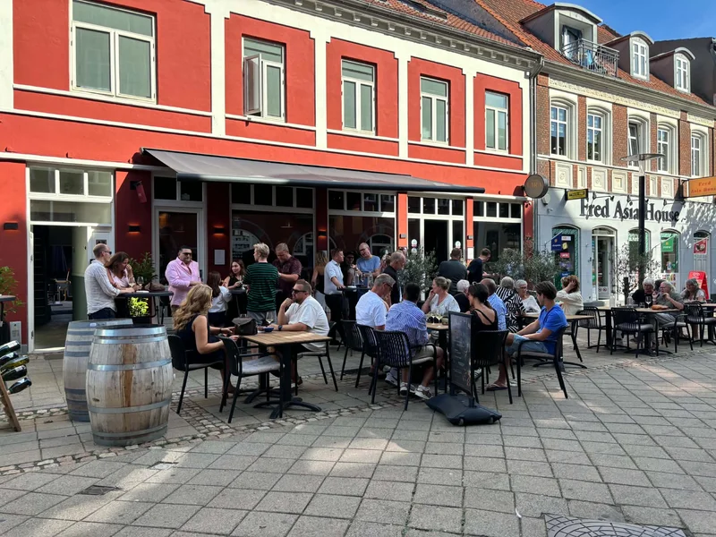 Druen Vinbar henter italienske vinbønder til Fredericia