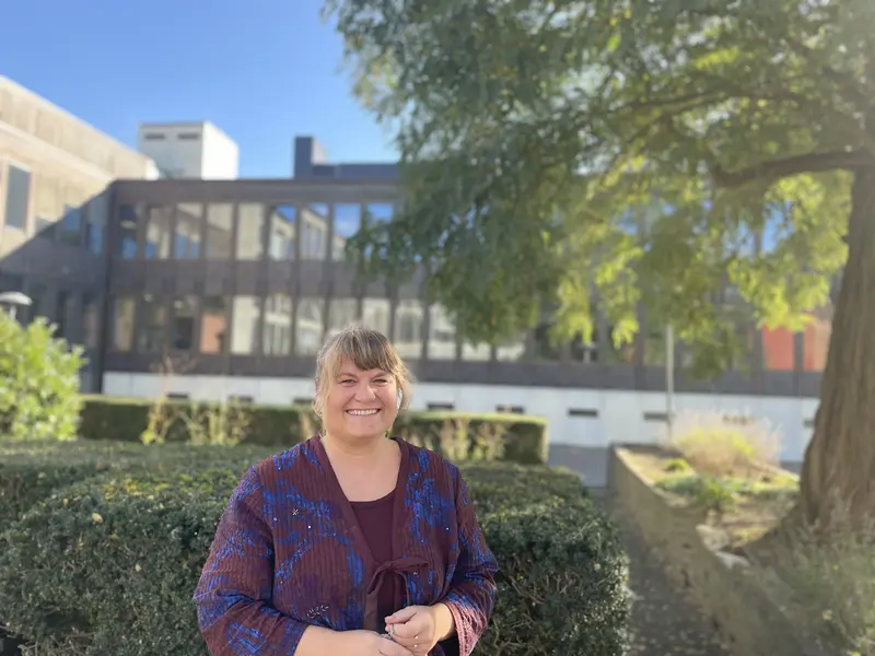 Louise Thaysen Raun kigger op, hvor andre kigger ned