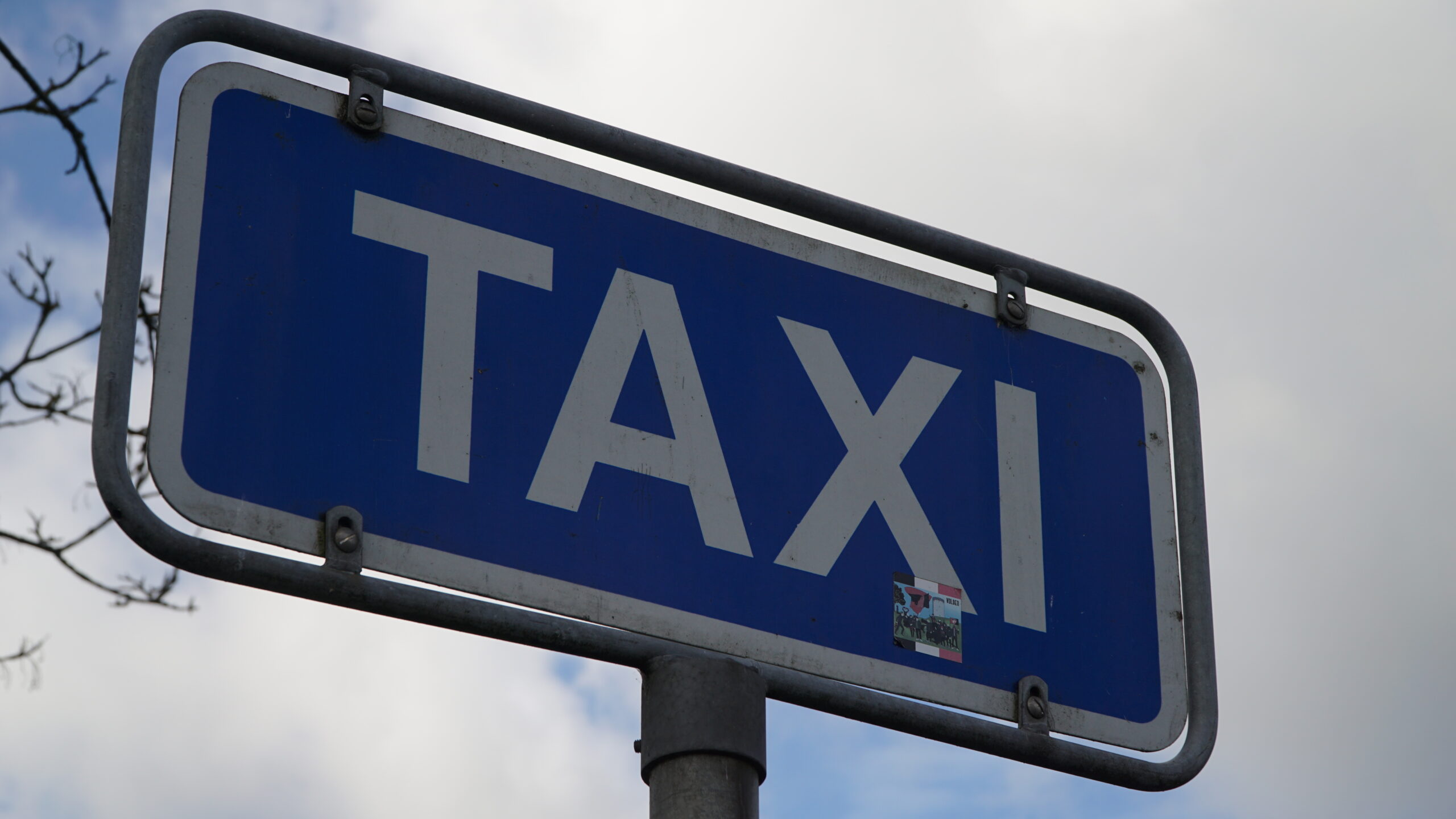 Fodgænger torpederet af taxa på fortov – politiet mistænker bevidst handling