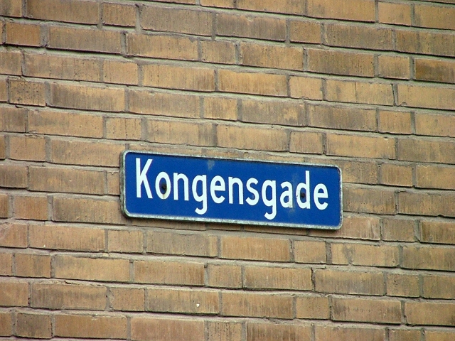 Bil ridset på højlys dag