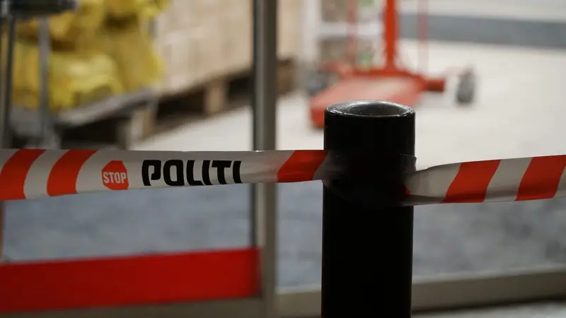 Politiet afspærrede gade, og anholdt seks bevæbnede personer