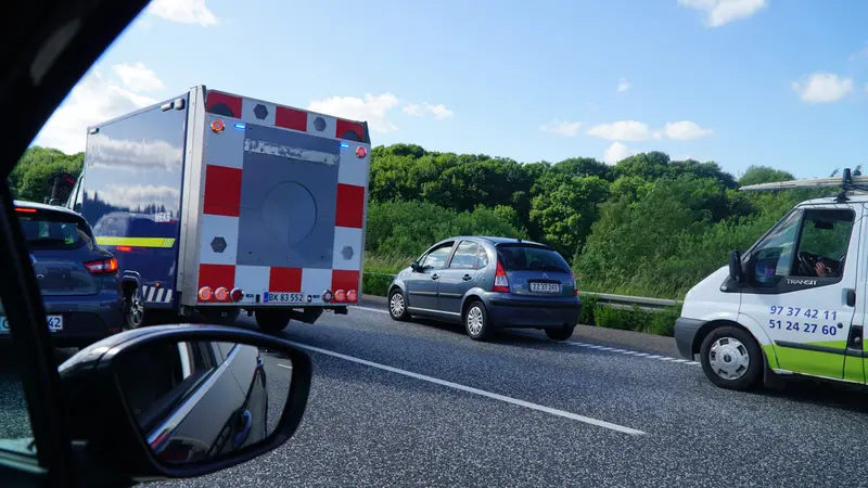 Varebil skyld i uheld på motorvejen