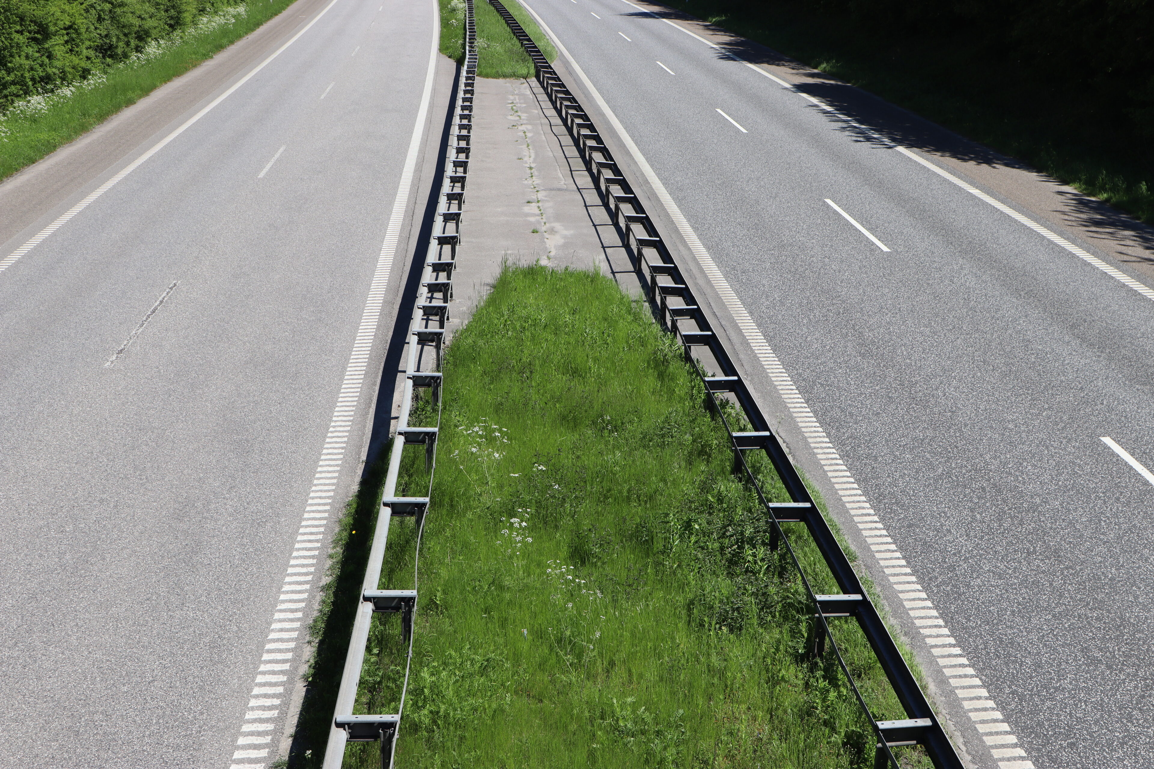Bilist mistede herredømmet på motorvej: Kørte ind i skilte ved vejarbejde